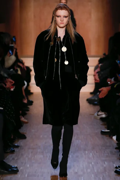 Look 16